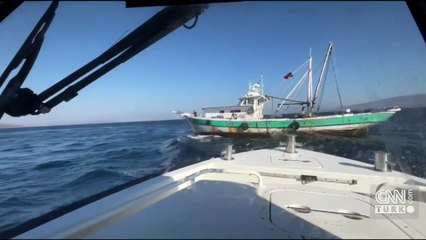 Türk balıkçı teknesine silahla taciz! | VİDEO