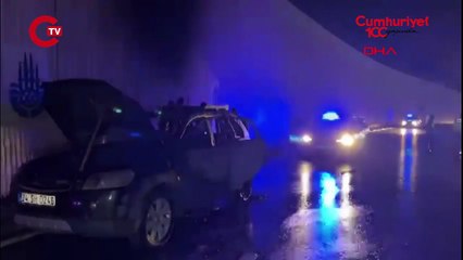 Bakırköy'de alev alev yanan otomobil metal yığınına döndü