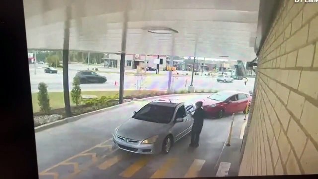 Un conducteur de camion oublie d'abaisser sa remorque... grosse boulette