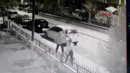 Yolda yürüyen kadına bıçaklı saldırı! Korku dolu anlar kamerada
