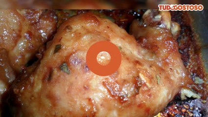 Sobrecoxa com creme de cebola e cerveja