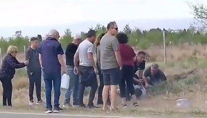 El momento en que vecinos redujeron a un hombre que inició un incendio en Córdoba