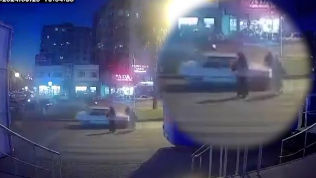 Yolun karşısına geçerken el kaldırdığı otomobilin çarptığı yaya öldü