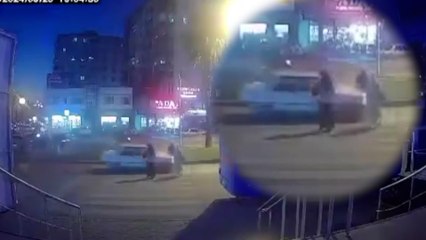 Yolun karşısına geçerken el kaldırdığı otomobilin çarptığı yaya öldü