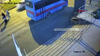 Adana'da feci kaza! Durması için el kaldırdığı aracın çarptığı kadın hayatını kaybetti