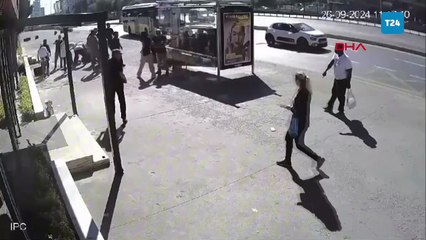 Lastiği patlayan otomobilin otobüs durağına daldığı anlar kamerada