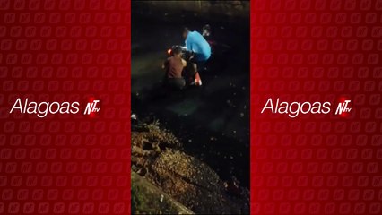 Motociclista é resgatado após cair em valetão no Vergel do Lago, em Maceió