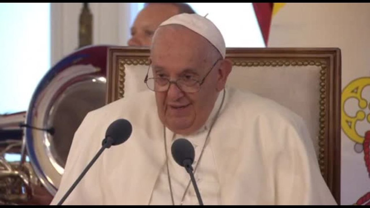 Lussemburgo, Papa: fate più figli, in Italia dico più figli meno cani