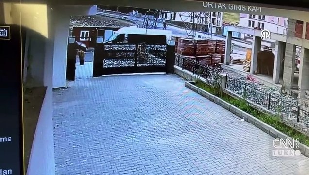 Erzurum'da akılalmaz olay! Küçük çocuk servis aracının altın kaldı! Şoför balkondan düşme süsü verdi | Video Haber