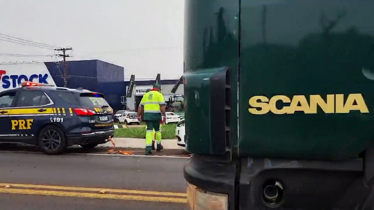 Carro da Prefeitura de São Miguel do Iguaçu e caminhão baú se envolvem em colisão no Trevo da Portal