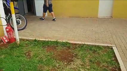 Mãe flagra filha fumando em frente a Colégio e ao pedir que estudante voltasse à aula é agredida