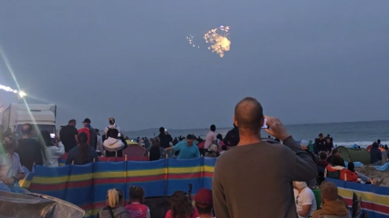 Incredible helicopter fireworks show at Bournemouth Air Festival lights ...