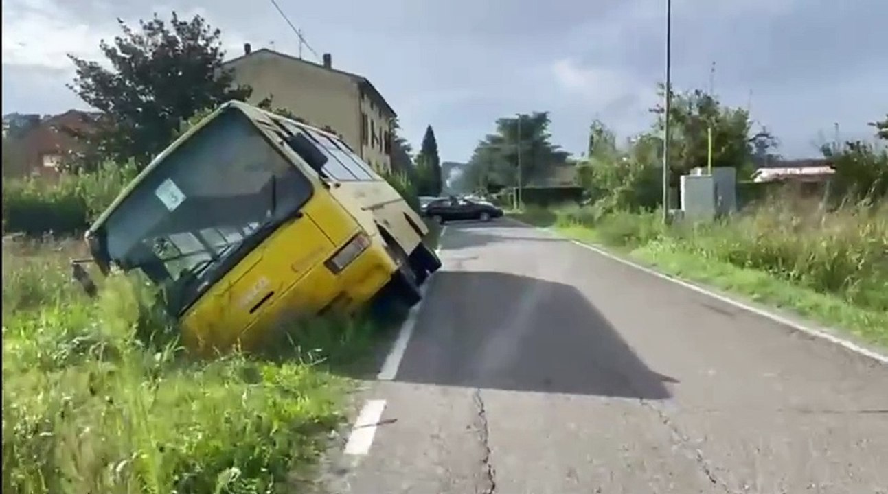 Empoli, scuolabus sbanda e finisce in un fosso, bambini feriti
