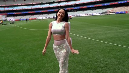 AFL - Katy Perry troque son micro pour un ballon