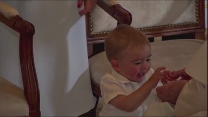 El papa Francisco regala un caramelo al príncipe François durante su visita a Luxemburgo