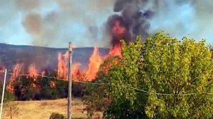 Fiamme alte tre metri a Carapollo, arriva in supporto l'elicottero della Protezione civile