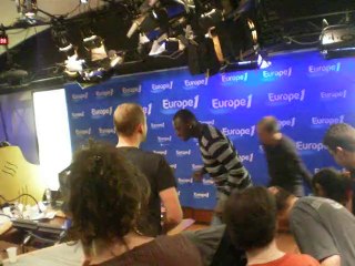 Omar et Fred dansent sur de la musique sacrée tibétaine