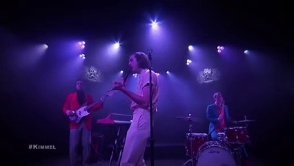 Half Alive chante "Still Feel" en live