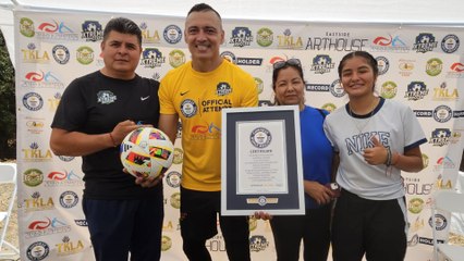 Colombiano logró Guinness al bajar montaña de Hollywood sin dejar caer el balón