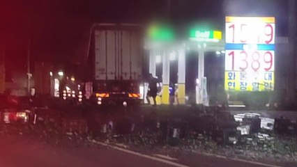 충북 충주시 용두동서 화물차 사고...맥주 300여 박스 파손 / YTN