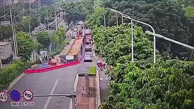 Un tuyau d'évacuation des eaux usées explose en pleine rue... Merci l'odeur