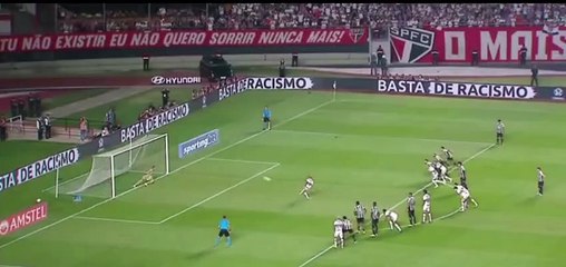 Provocação ou adrenalina? Jogador do Botafogo comemora pênalti perdido de Lucas abraçando atleta do São Paulo