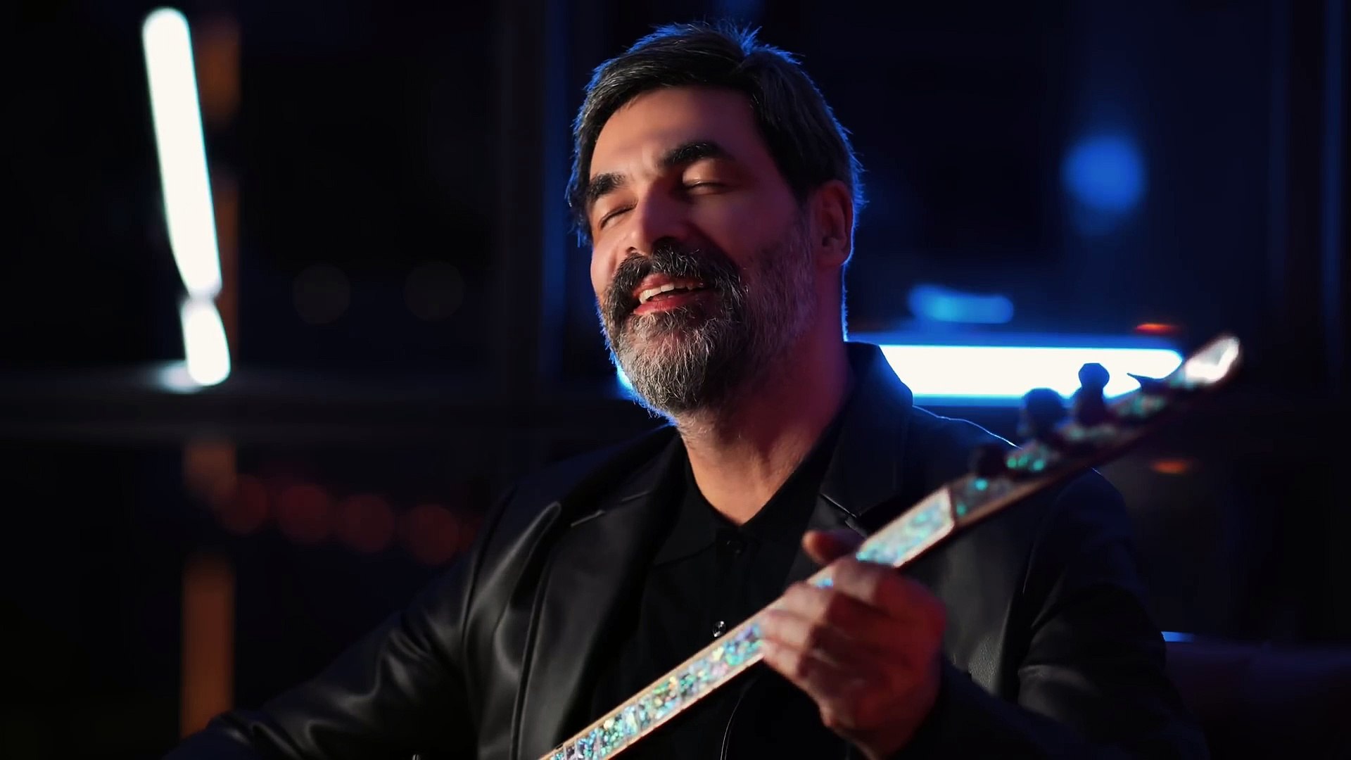 Bir guruh ayollar bir erkakka siyadilar (video)