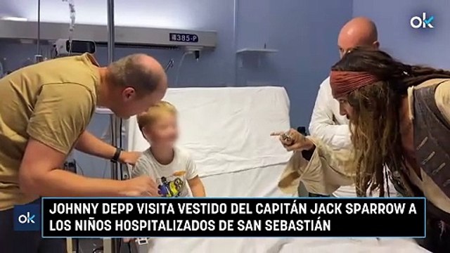 Johnny Depp visita vestido del capitán Jack Sparrow a los niños hospitalizados de San Sebastián