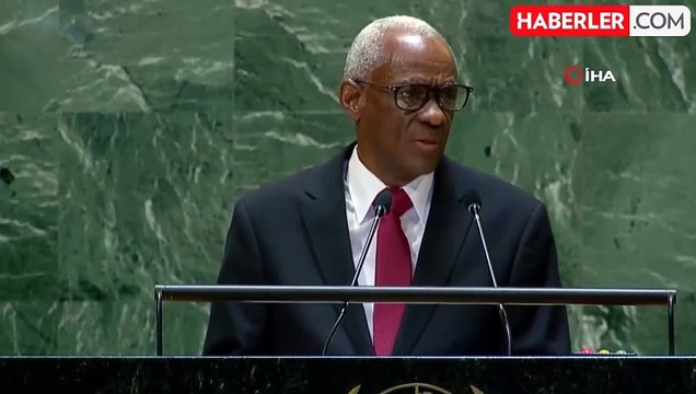 Haiti Lideri Fils, BM Kürsüsünde Sürahiden Su İçti