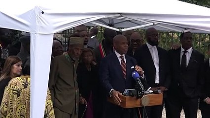 Prefeito de Nova York afirma que vai permanecer no cargo após indiciamento