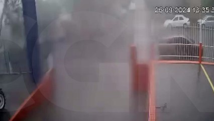 Câmera registra o momento em que árvore é arrancada com a força do vento no Parque São Paulo