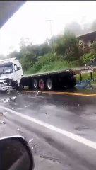 Скачать видео: Fuerte choque entre un camión y un minibús deja un fallecido y tres heridos en Cochabamba