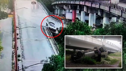 Download Video: Edomex: Camioneta cae desde lo alto de un puente vehicular en Tlalnepantla