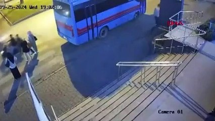 Yolun karşısına geçerken el kaldırdığı otomobilin çarptığı yaya öldü