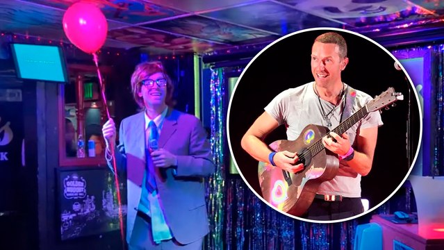 Chris Martin de Coldplay se disfraza y sorprende a los asistentes de un karaoke de Las Vegas
