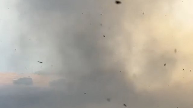 Unglaubliches Video zeigt Smokenado , das durch ein Feuer in einem Maisfeld hervorgerufen wird