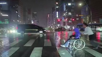 [나우쇼츠] 폭우 속 갑자기 등장한 '번개맨' 정체는? / YTN