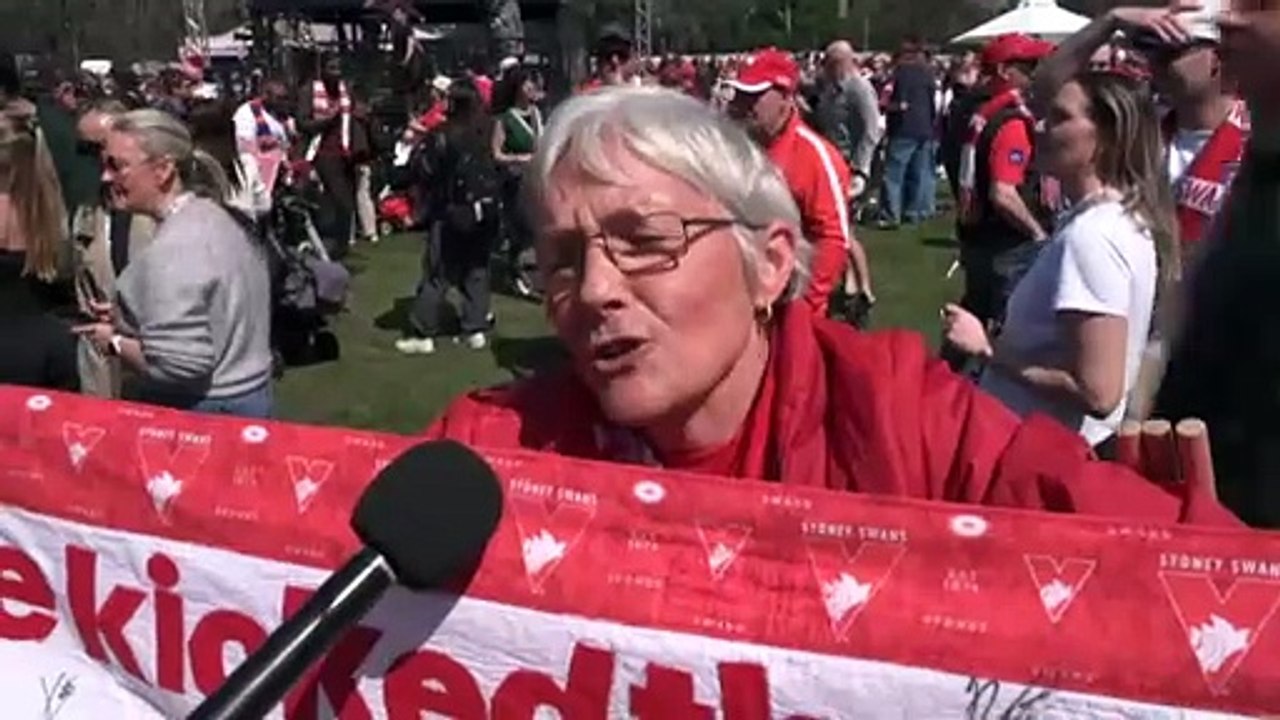 Fans flock to Melbourne's AFL grand final parade ahead of Swans and Lions blockbuster