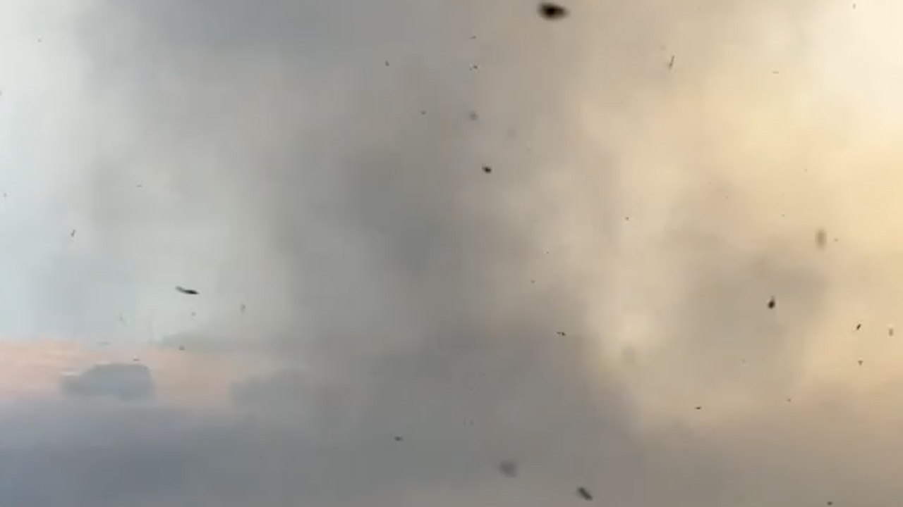 Unglaubliches Video zeigt 'Smokenado', das durch ein Feuer in einem Maisfeld hervorgerufen wird