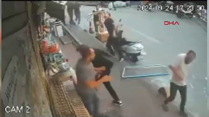 İstanbul- Fatih'te kaldırımda arkadaşıyla sohbet ederken üzerine cam çerçeve düştü