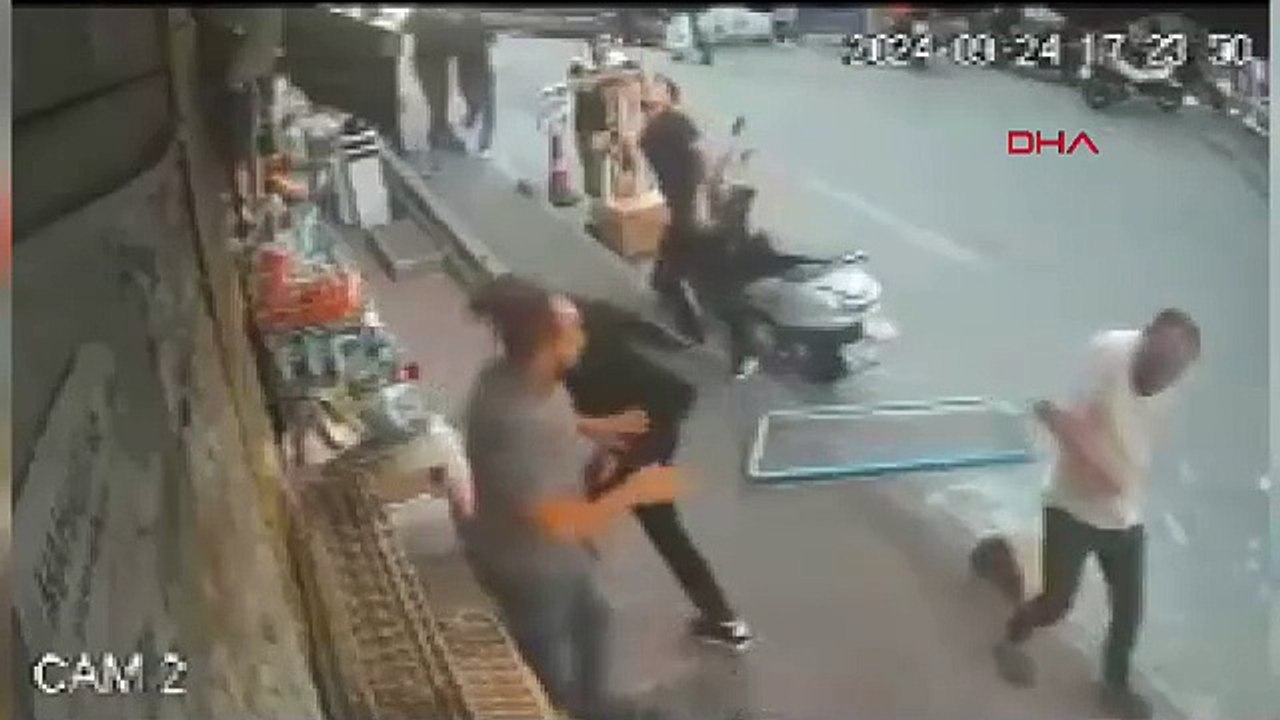 İstanbul- Fatih'te kaldırımda arkadaşıyla sohbet ederken üzerine cam çerçeve düştü
