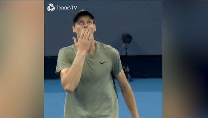 Dopo la vittoria, il bacio al cielo per zia Margith: il commovente gesto di Sinner