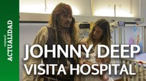 Johnny Deep se disfraza de Jack Sparrow para sacar una sonrisa a los niños de un hospital de San Sebastián