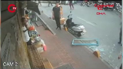 Şans eseri kurtuldu... Kaldırımda yürürken üzerine cam çerçeve düştü!