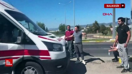 Balıkesir'de otomobille hafif ticari araç çarpıştı: 4 yaralı