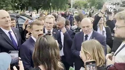 "Démissionnez !" : Emmanuel Macron pris à partie lors d'un bain de foule