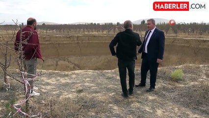 Karaman'daki Obruk Büyüyor, Çiftçileri Tedirgin Ediyor