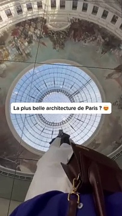 Cette vue a coupé le souffle   C’est la Bourse du Commerce ! Donne ton avis en commentaire si tu l’as déjà visitée   Tous nos bons plans sont à retrouver en bio ! ❤️‍   Abonne-toi au Petit Mauda pour plus d’inspiration !   ©️ Crédit : @Alypo