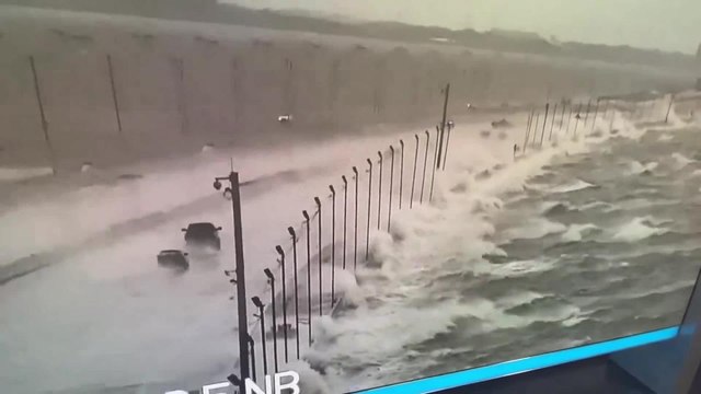 Uragano Helene, violente ondate travolgono le auto sul ponte a Tampa Bay