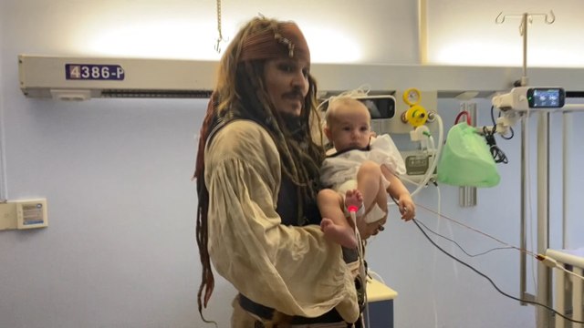 Johnny Depp sorprende a los niños como 'Jack Sparrow' en San Sebastián